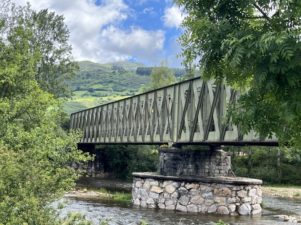 B.Fernández. Antiguo puente que atravesaba el tren entre San Vicente de Toranzo y San Martín de Toranzo, conocido como “El Puente de Hierro”