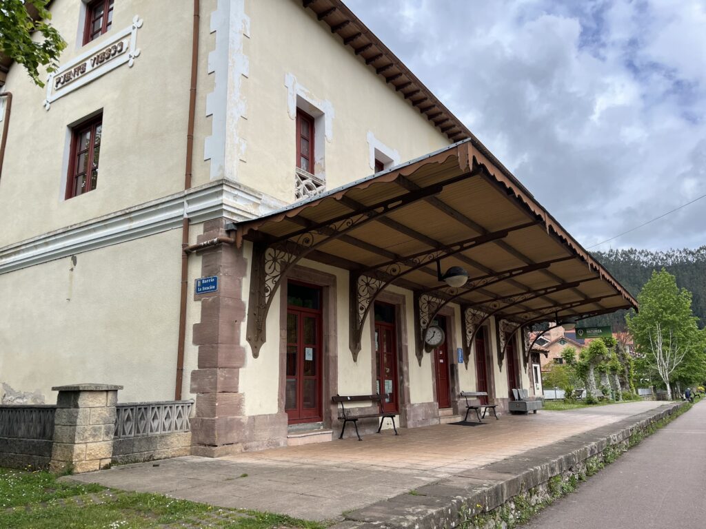 B.Fernández. Comparación entre la estación de Puente Viesgo en funcionamiento y actualmente